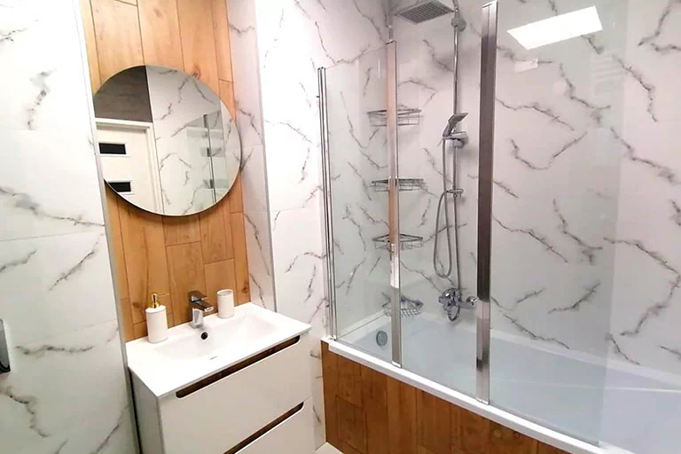 łazienka z białym marmurem
